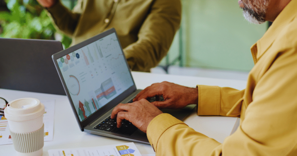 Profissional analisando gráficos de campanhas em ambiente clínico.