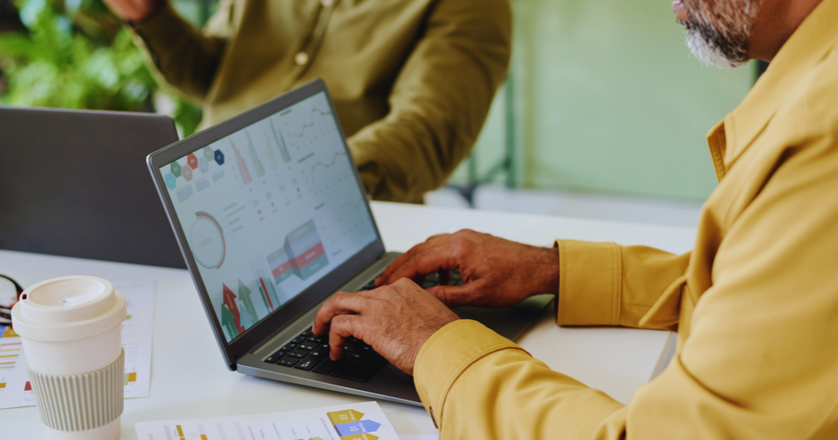 Profissional analisando gráficos de campanhas em ambiente clínico.