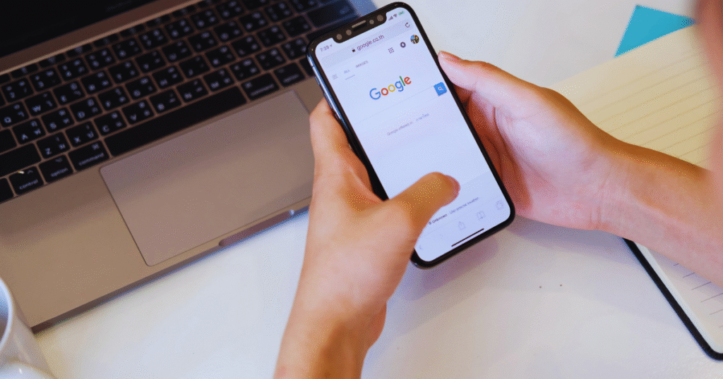 Cartão de empresa no Google em smartphone com ícones de chamada/rota.