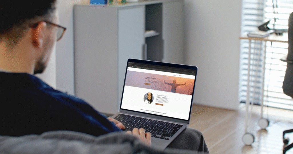 mockup de site médico em notebook e smartphone, com foco em CTA.